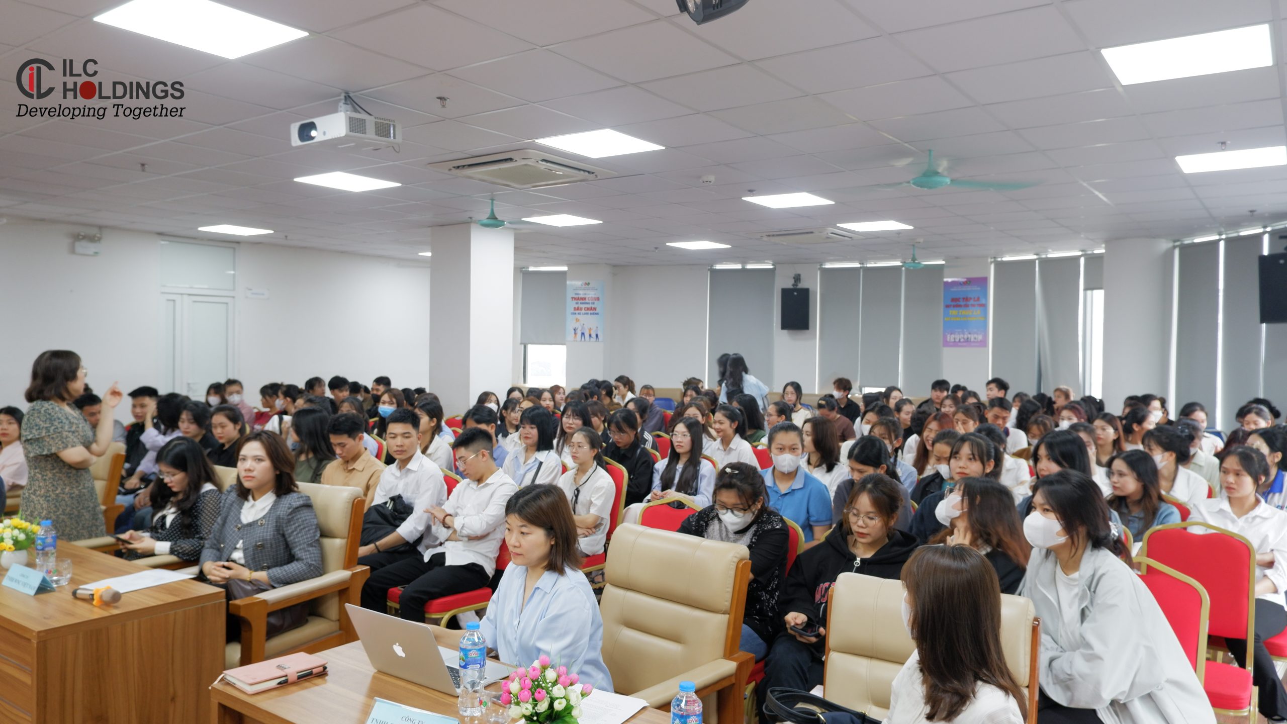 Buổi hội thảo thu hút được đông đảo sinh viên tham dự 